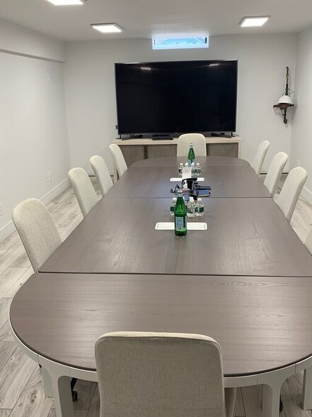 More Photos Of 13531 Kew Gardens Rd, Richmond Hill Office For Sale