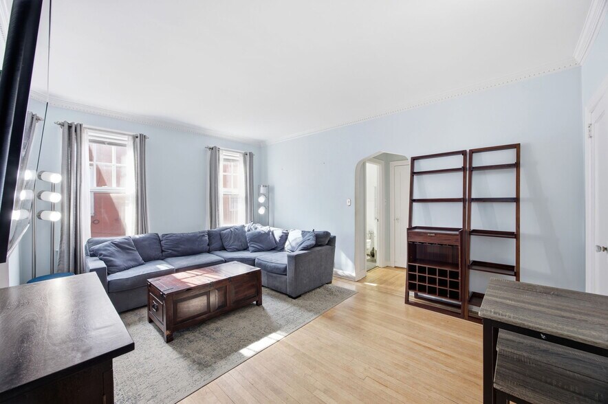 More Photos Of 7861 75th St, Glendale Multifamily For Sale