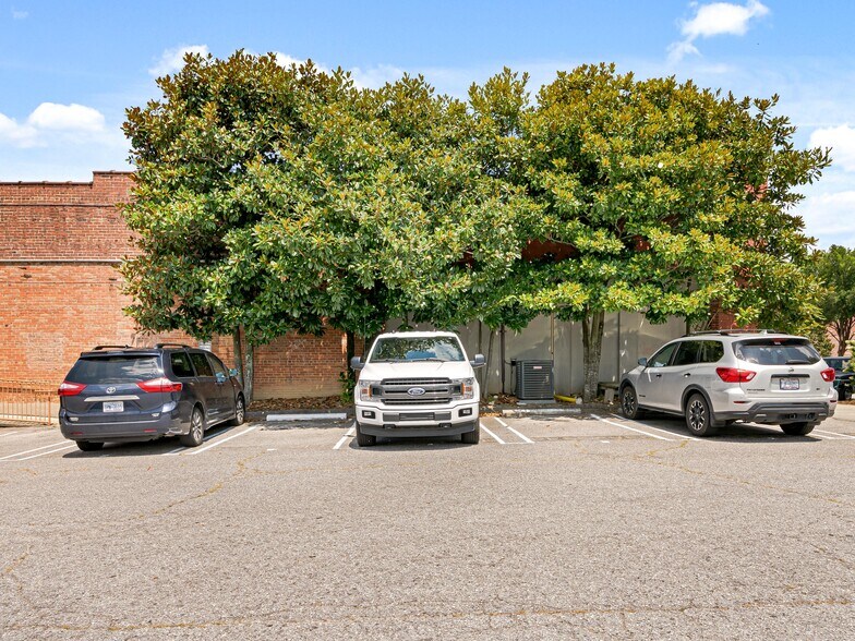 More Photos Of 125 S Main St, Hendersonville Storefront For Sale