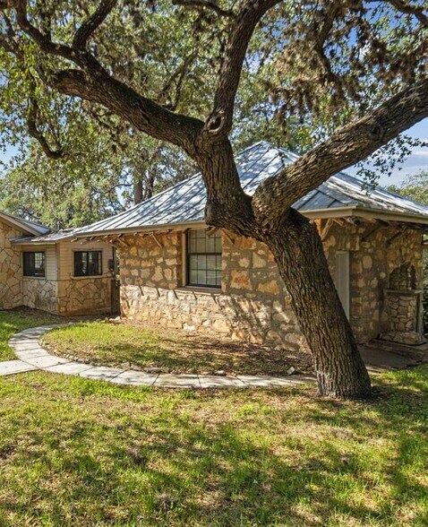 More Photos Of 316 W Highland Dr, Boerne Office For Sale