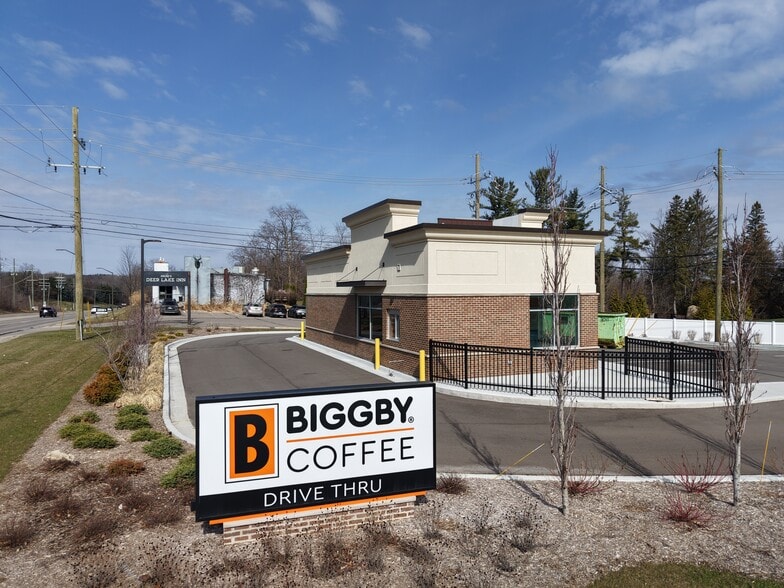 Primary Photo Of 7450 Dixie Hwy, Independence Township Fast Food For Sale