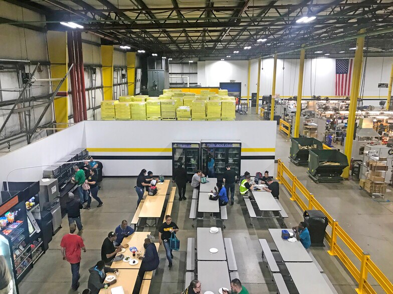More Photos Of 501 W New Rd, Greenfield Warehouse For Lease