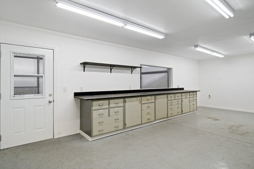 More Photos Of 1174 Plaza Pl, Inverness Industrial For Lease