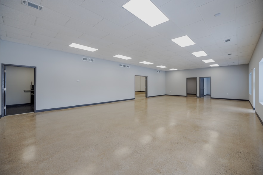 More Photos Of 21034 Chippendale Ave W, Farmington Industrial For Lease