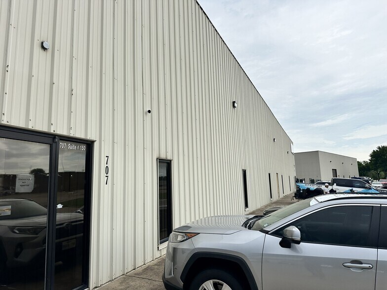 More Photos Of 707-777 Robbie Dr, Irving Light Distribution For Lease