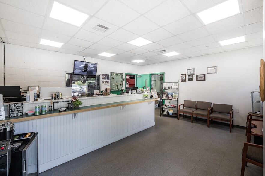 More Photos Of 1426 N Sea Rd, Southampton Auto Repair For Sale