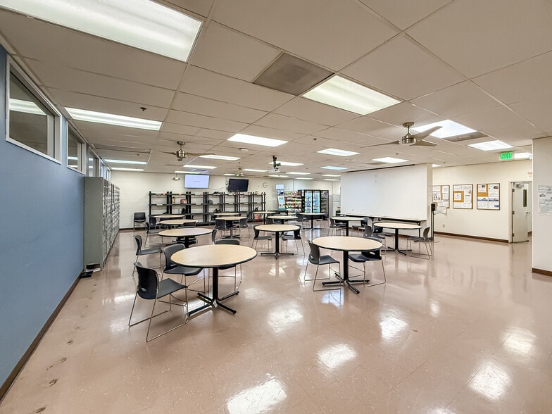 More Photos Of 9540 De Soto Ave, Chatsworth Manufacturing For Lease