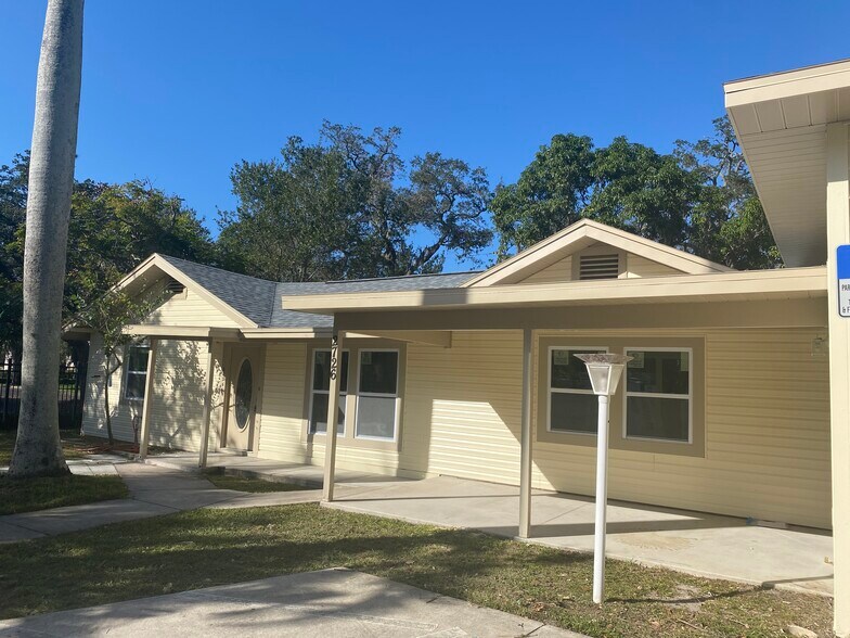 More Photos Of 2726 6th Ave W, Bradenton Office For Sale