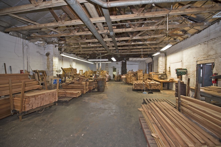 More Photos Of 2 Rossmore Ave, Central Islip Warehouse For Lease