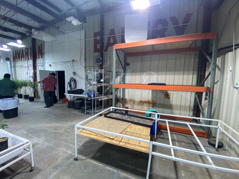 More Photos Of 810-812 SE 3rd St, Lawton Light Manufacturing For Sale