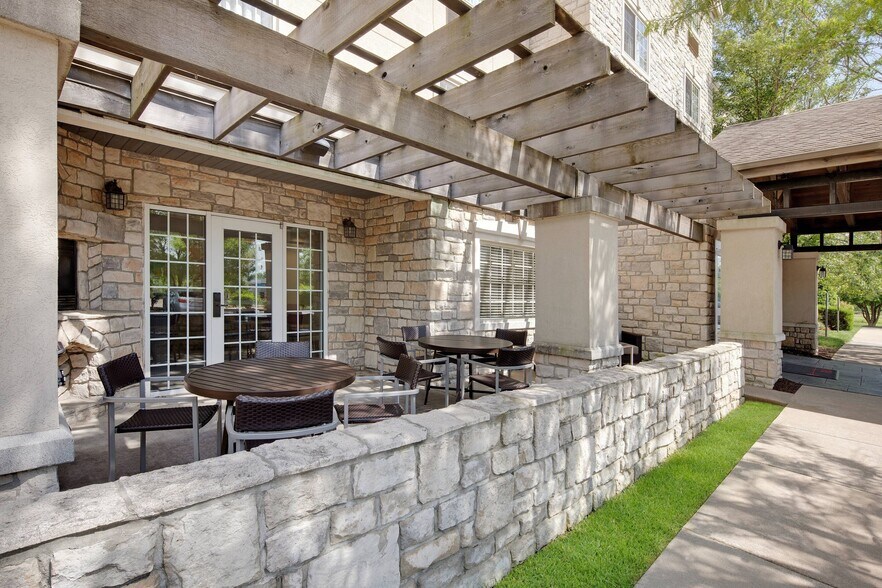 More Photos Of 3100 SE 14th St, Bentonville Hotel For Sale