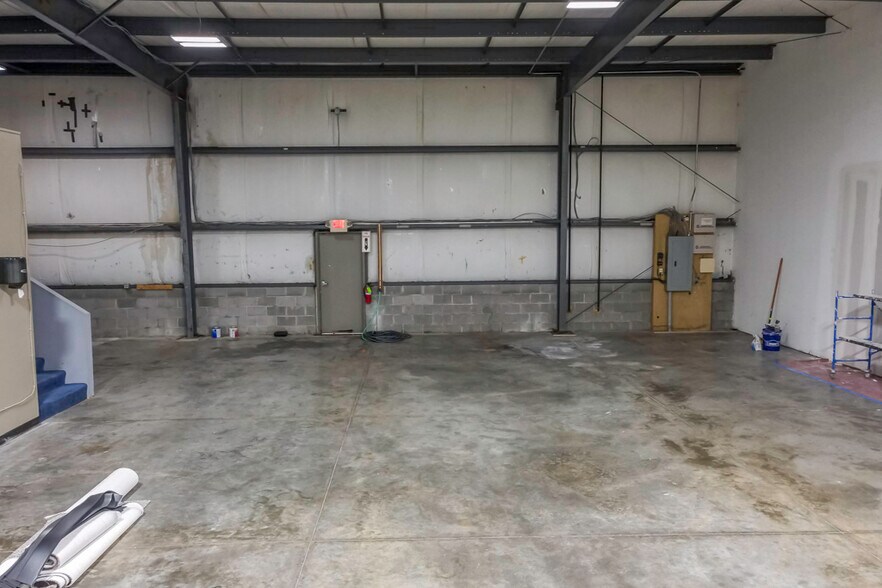 More Photos Of 2840 Mitthoeffer Pl, Indianapolis Warehouse For Sale