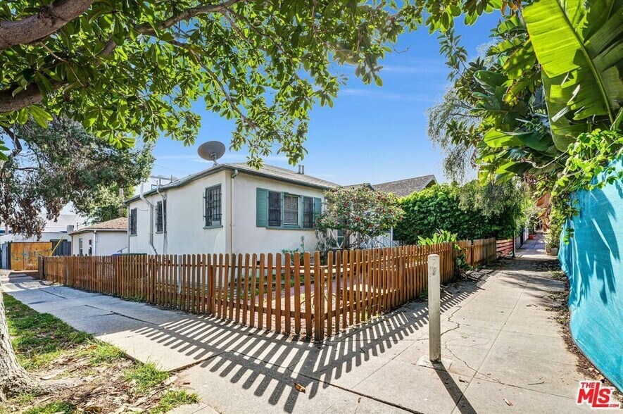 Primary Photo Of 134 Park Pl, Venice Multifamily For Sale