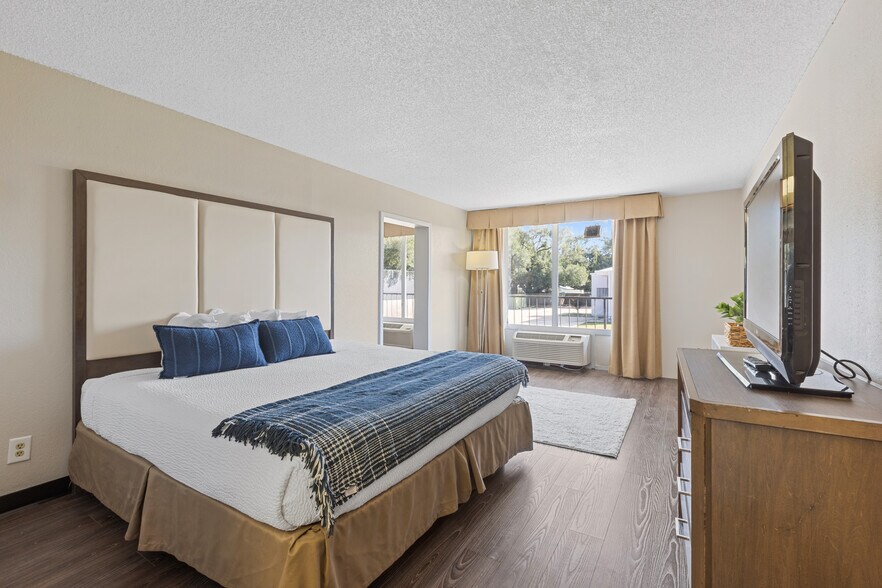 More Photos Of 1400 W Tunnel Blvd, Houma Hotel For Lease