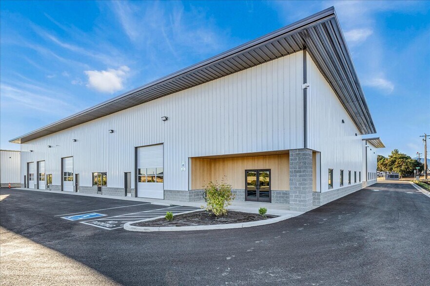 More Photos Of 167 Bateman Dr, Medford Light Manufacturing For Lease
