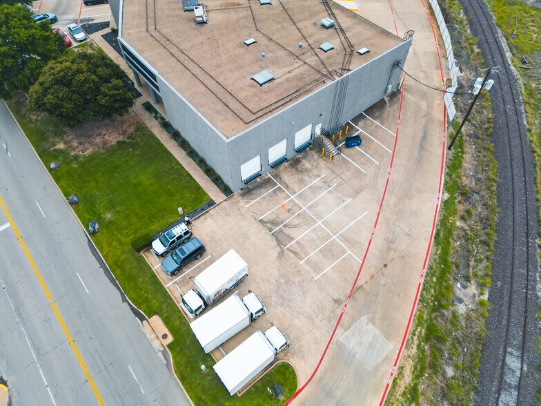 More Photos Of 805 W Carrier Pky, Grand Prairie Warehouse For Lease