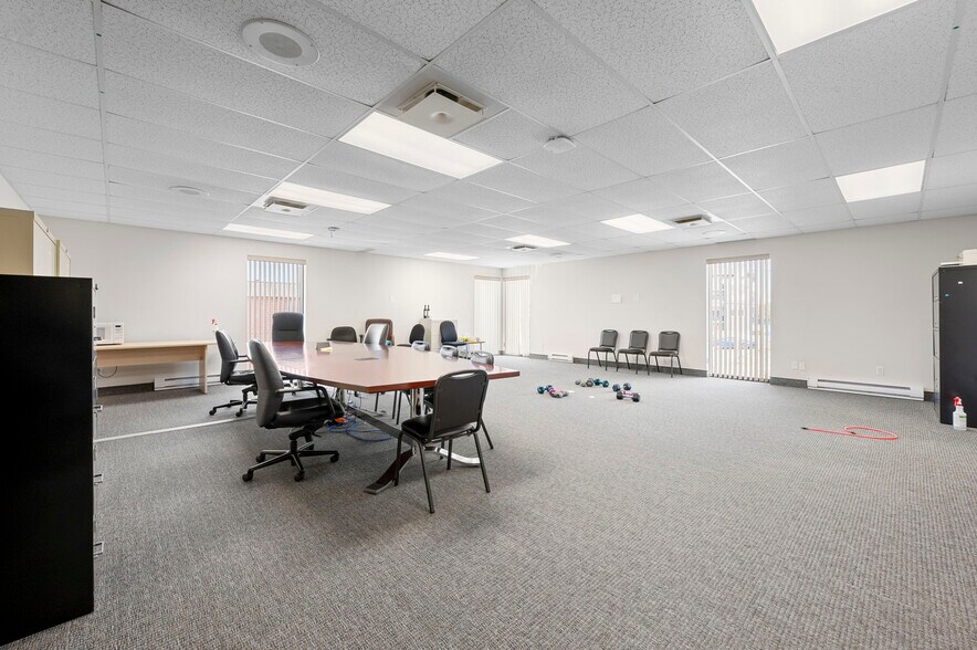 More Photos Of 190 Rue Deragon, Granby Office For Sale