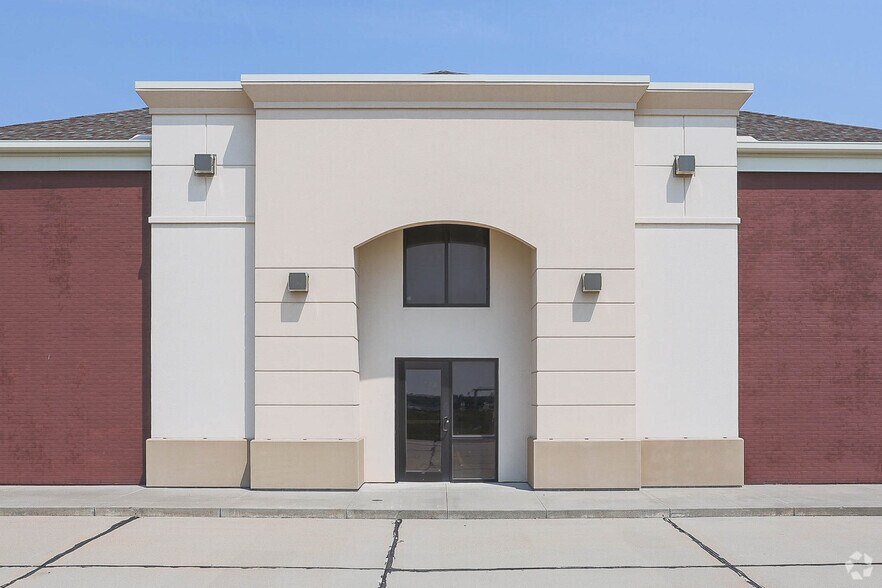 More Photos Of 2301 NW 12th St, Lincoln Showroom For Lease