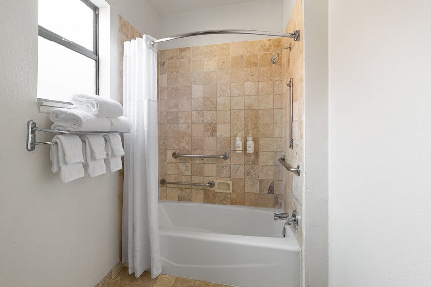 More Photos Of 631 Camino del Rio S, San Diego Hotel For Sale