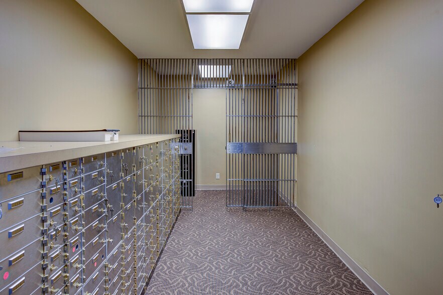 More Photos Of 425 State St, Bristol Bank For Lease