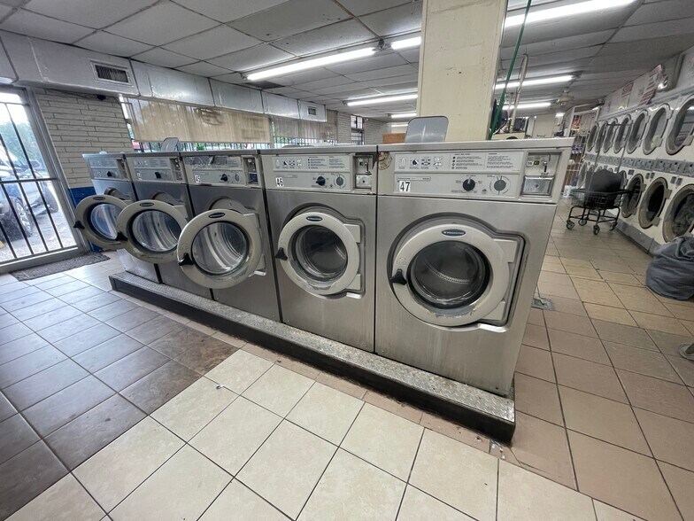 More Photos Of 655 Rouse St, Houston Storefront For Sale