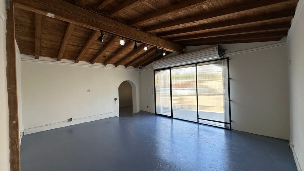 More Photos Of 111 S Dos Caminos Ave, Ventura General Retail For Lease
