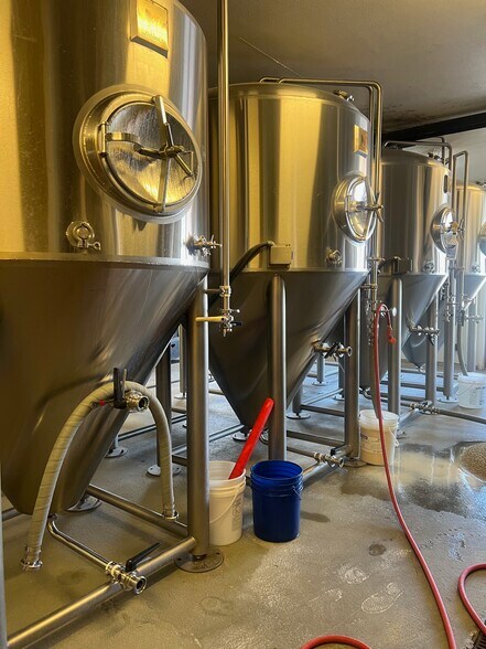 More Photos Of 2600 NE Division St, Bend Storefront Retail Office For Lease