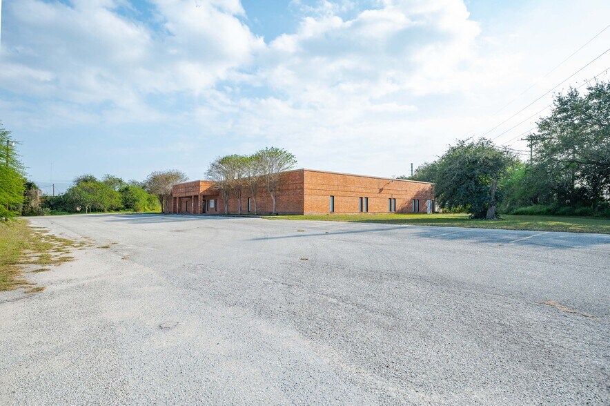 More Photos Of 1800 S Washington St, Beeville Office For Sale