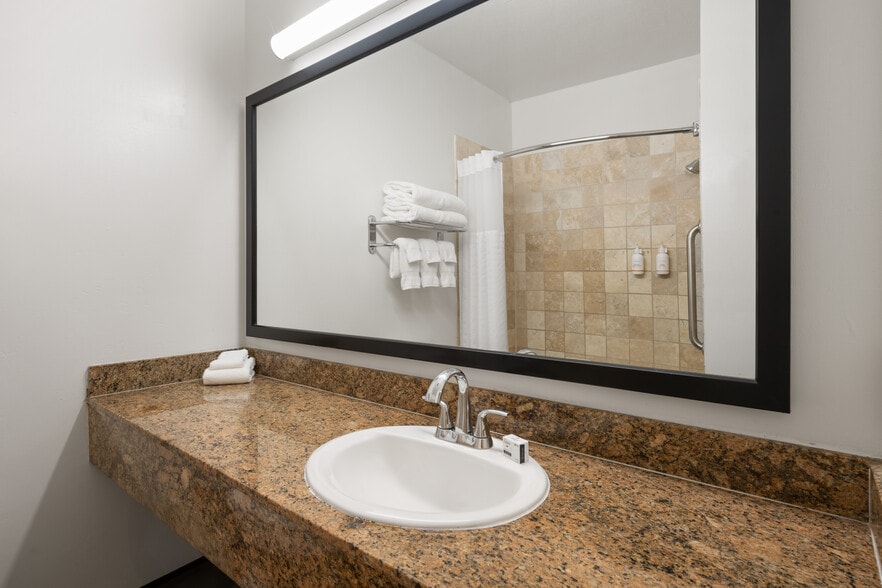 More Photos Of 631 Camino del Rio S, San Diego Hotel For Sale