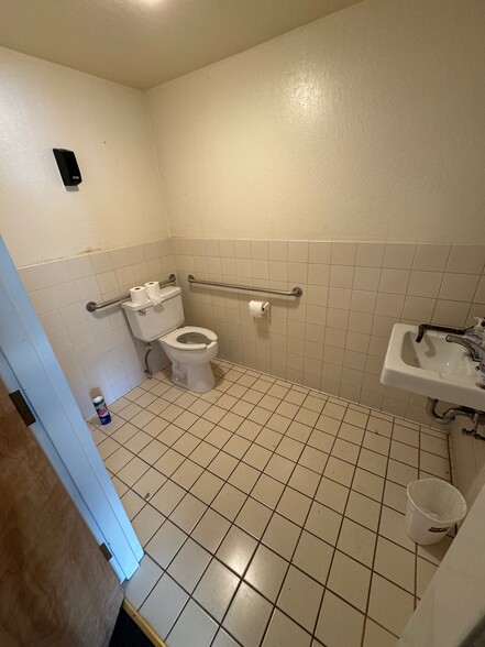 More Photos Of 1601-1615 El Camino Real, Millbrae Storefront For Lease