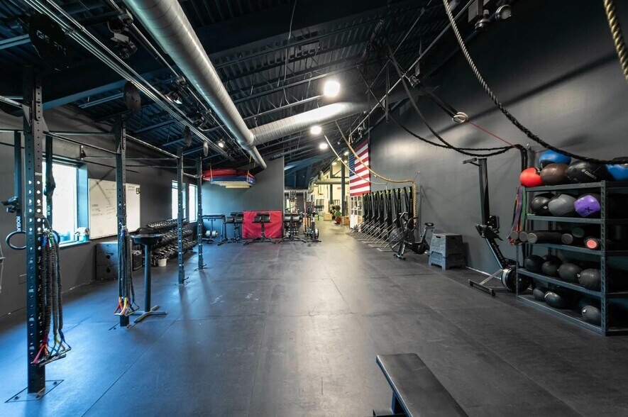 More Photos Of 3770 Dixie Hwy, Waterford Showroom For Sale
