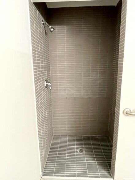 More Photos Of 300 NE 75th St, Miami Flex For Sale