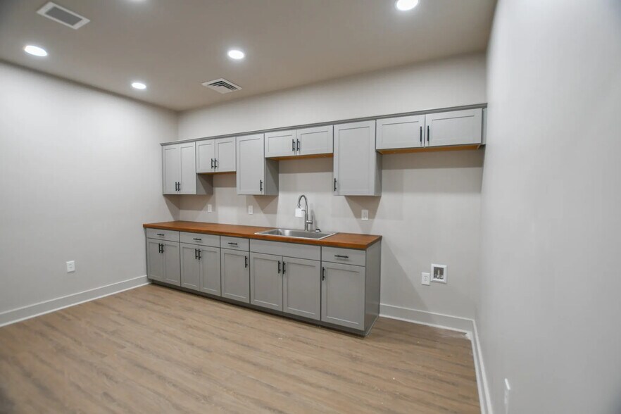 More Photos Of 3105 9th Ave SW, Huntsville Flex For Lease