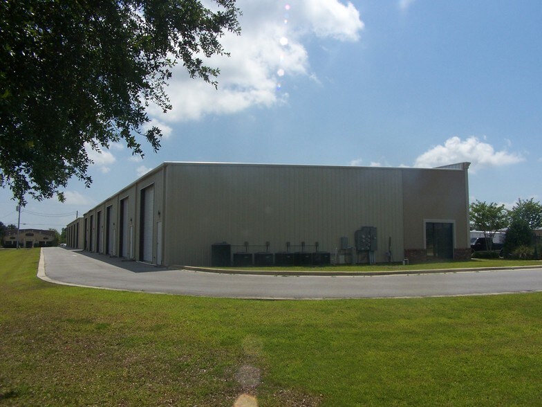 More Photos Of 48 Commerce Ln, Freeport Warehouse For Lease