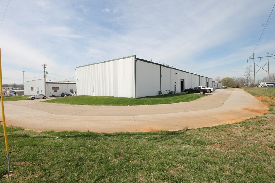 More Photos Of 3135 S Scenic Ave, Springfield Distribution For Lease