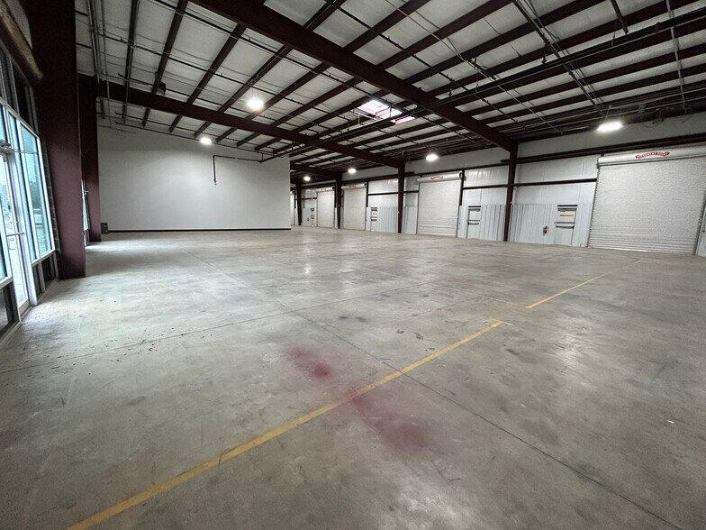 More Photos Of 7265 W 43rd St, Houston Warehouse For Lease