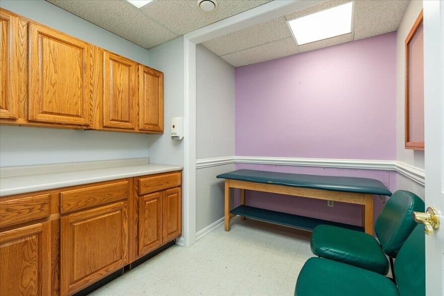 More Photos Of 10623 Crestwood Dr, Manassas Office For Sale
