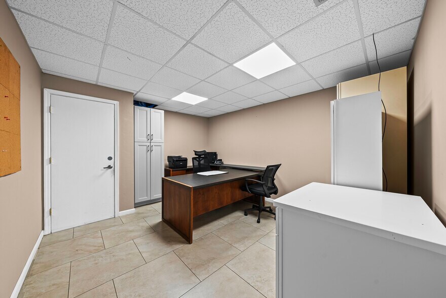 More Photos Of 2330 Bruner Ln, Fort Myers Warehouse For Lease