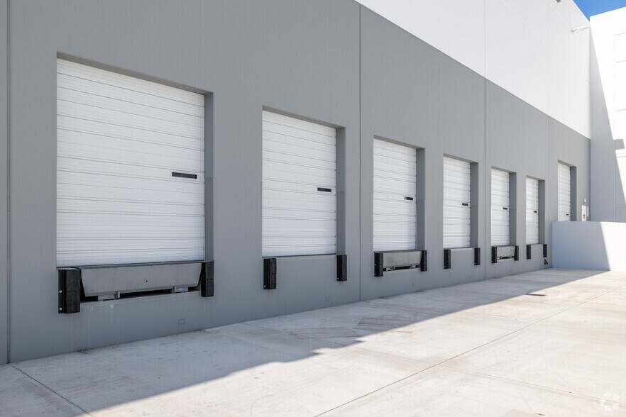 More Photos Of 2401 E Wardlow Rd, Long Beach Warehouse For Lease