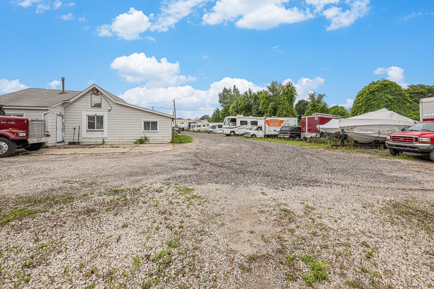 More Photos Of 33833 Garnet St, Clinton Township Self Storage For Sale