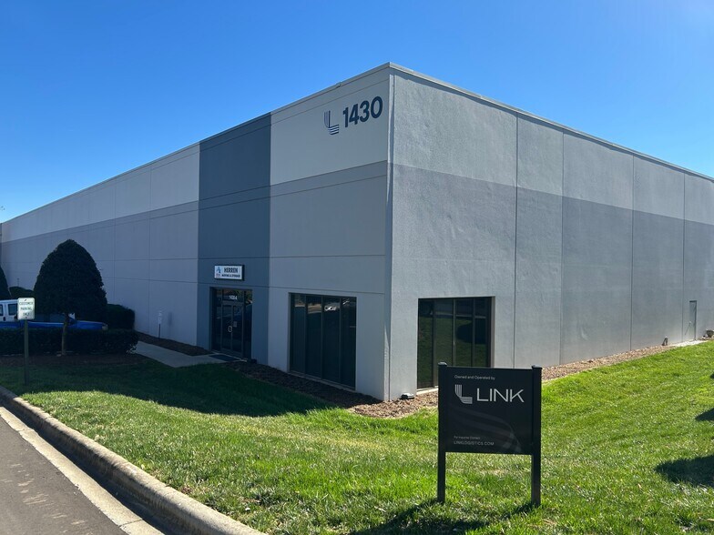 More Photos Of 1430 West Pointe Dr, Charlotte Warehouse For Lease