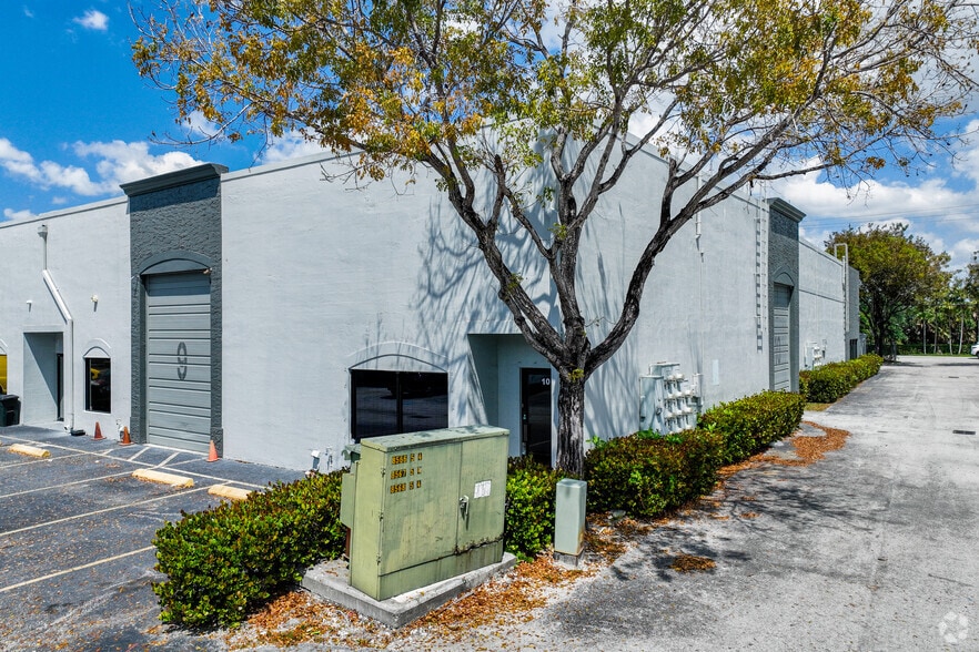 More Photos Of 3130 W 84th St, Hialeah Warehouse For Lease