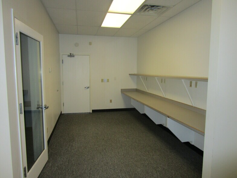 More Photos Of 1008-1016 W Mary St, Garden City General Retail For Lease