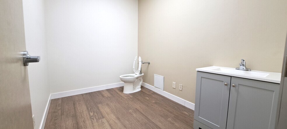 More Photos Of 100 Old River Rd, Bakersfield Medical For Lease