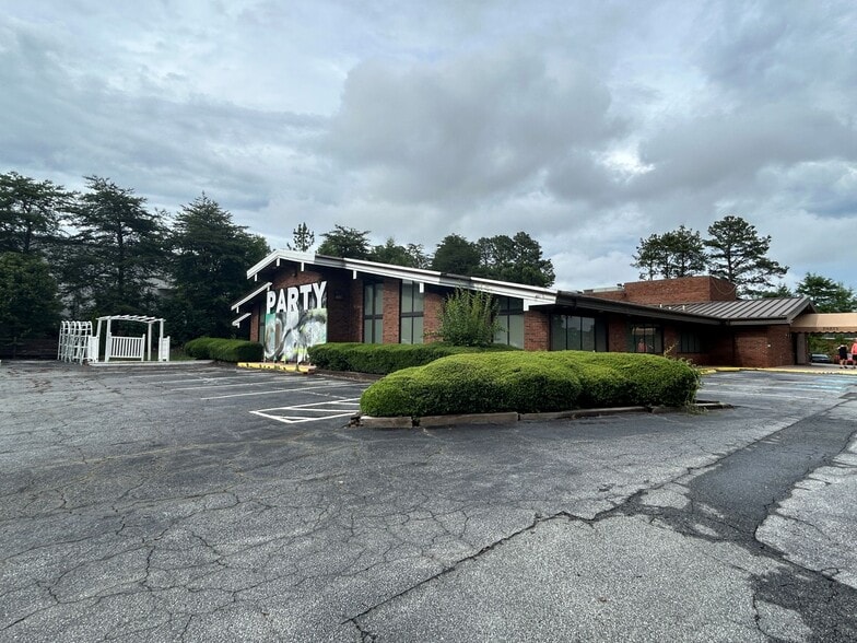 More Photos Of 3370 Venture Pky, Duluth Restaurant For Lease