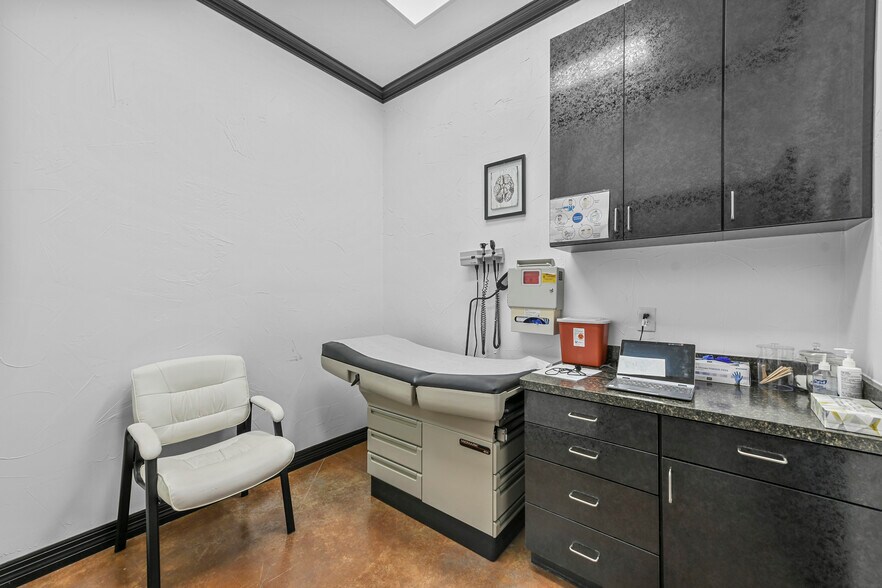 More Photos Of 1651 Justin Rd, Flower Mound Medical For Sale