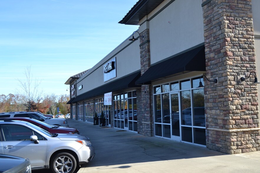 More Photos Of 955 E Main St, Lexington Freestanding For Lease