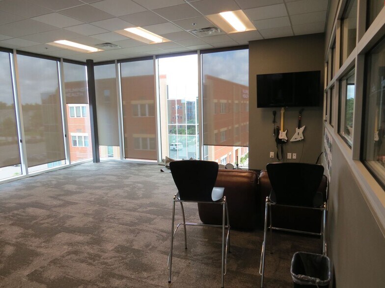 More Photos Of 6740 Rock Spring Rd, Wilmington Office For Lease