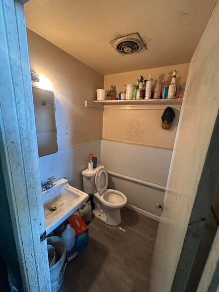 More Photos Of 227 Commission St, Salinas Showroom For Sale