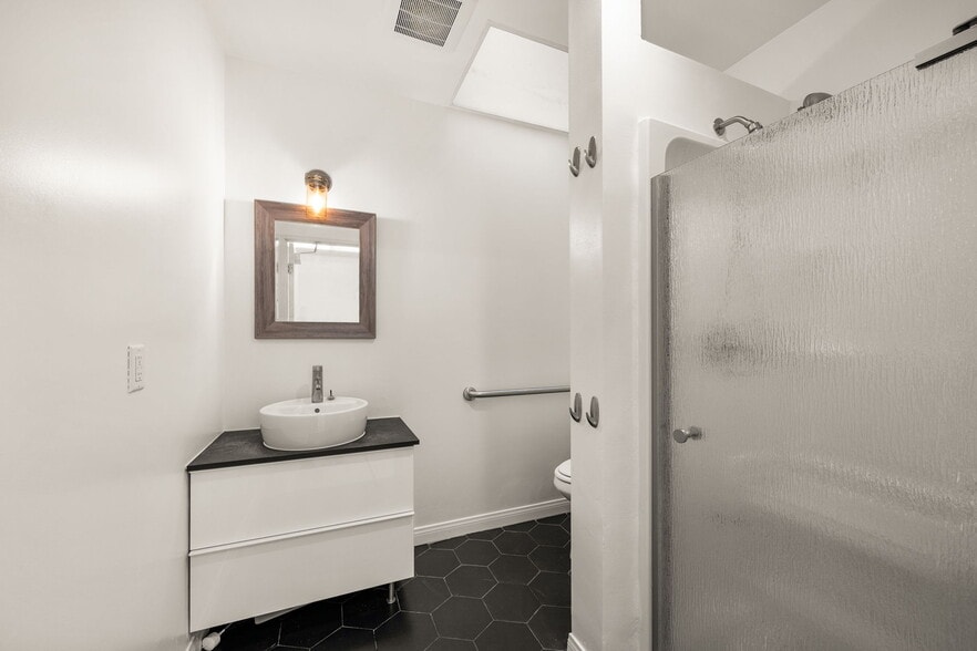 More Photos Of 607 N Anaheim Blvd, Anaheim Office For Sale